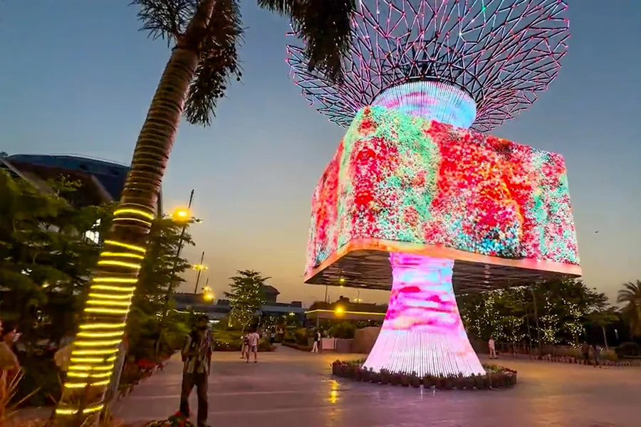 3D anamorphic digital billboard in Saket Delhi creating optical illusion advertisement